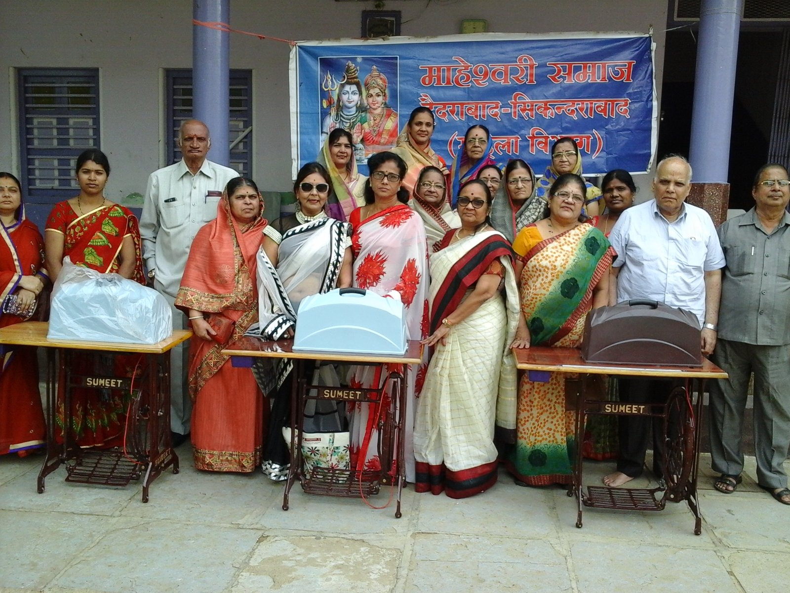 ज़रूरतमंदों को किया सिलाई मशीन का वितरण