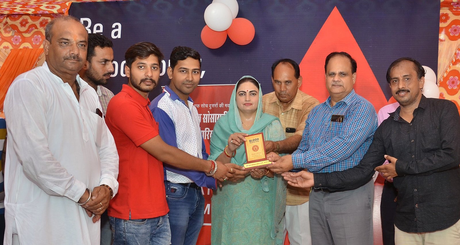 करवा कलेक्टर द्वारा सम्मानित करवा कलेक्टर द्वारा सम्मानित