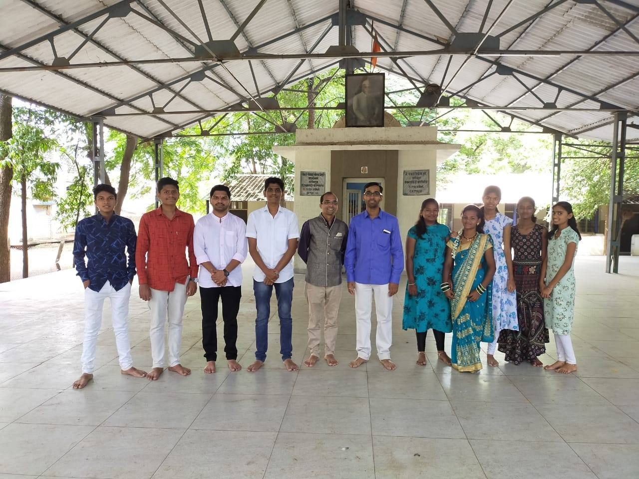 कुष्टरोगी बंधुओं के साथ मनाई दिवाली