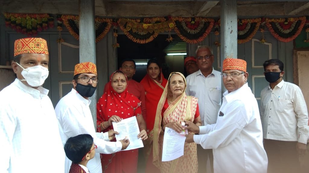 दवा तथा सॅनिटाईजर का वितरण